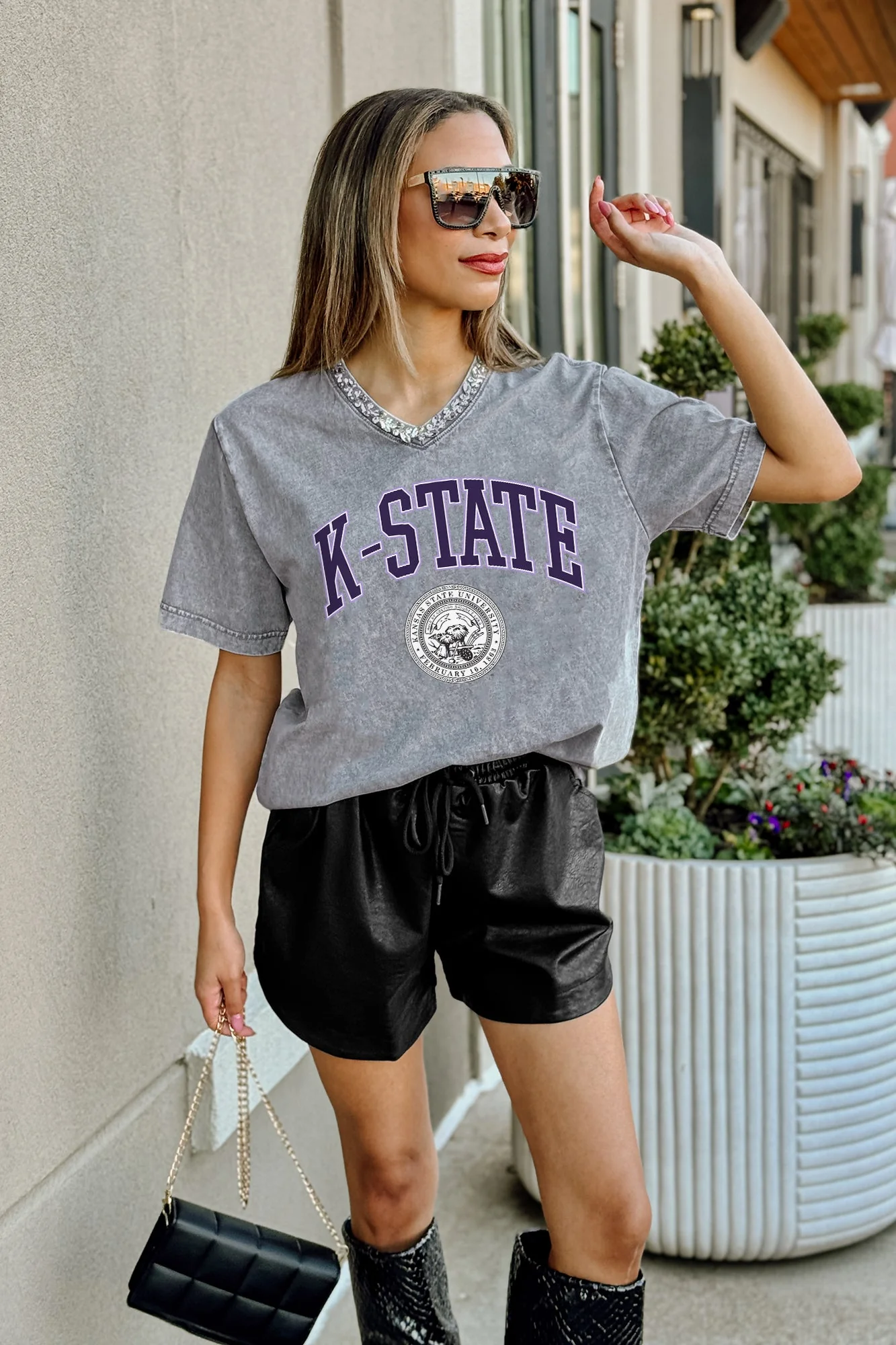 KANSAS STATE WILDCATS ICONIC EDGE RHINESTONE TRIM V-NECK TEE - Image 2