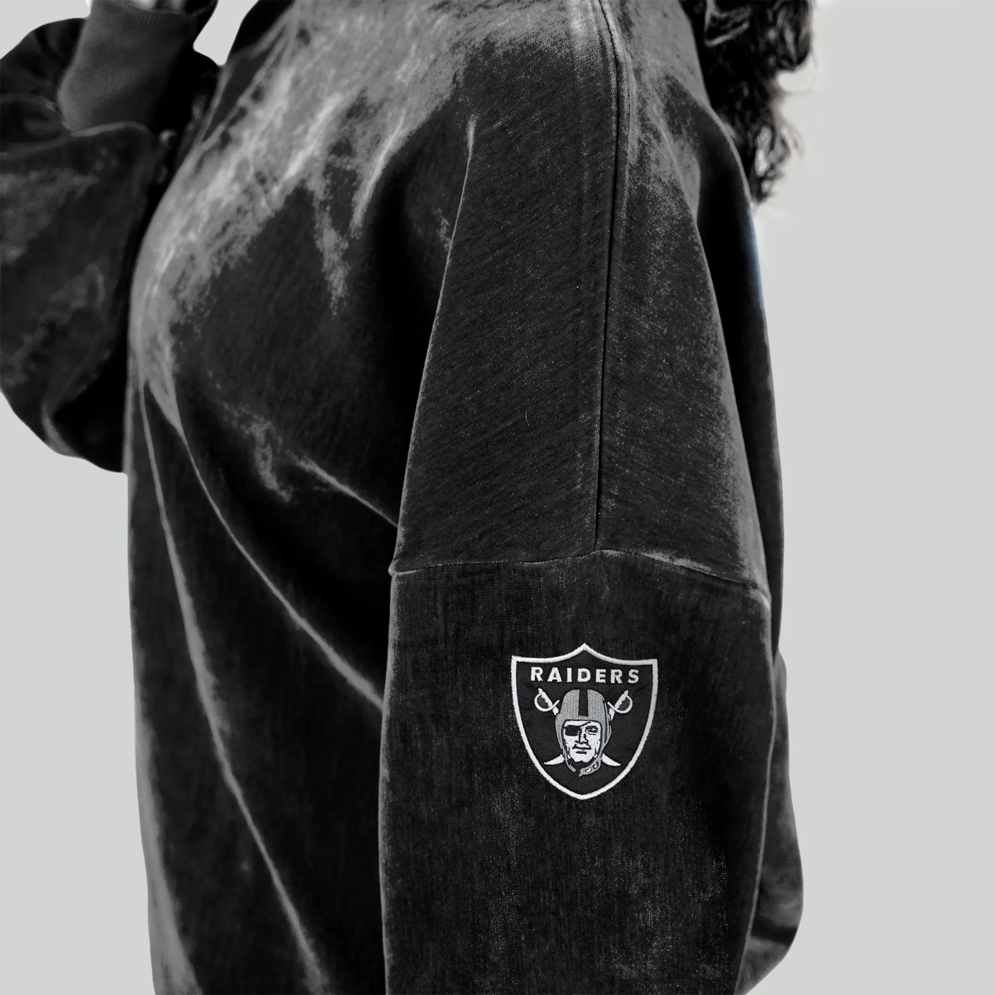LAS VEGAS RAIDERS MAKE A MOVE MOCK NECK CHENILLE PULLOVER - Image 9