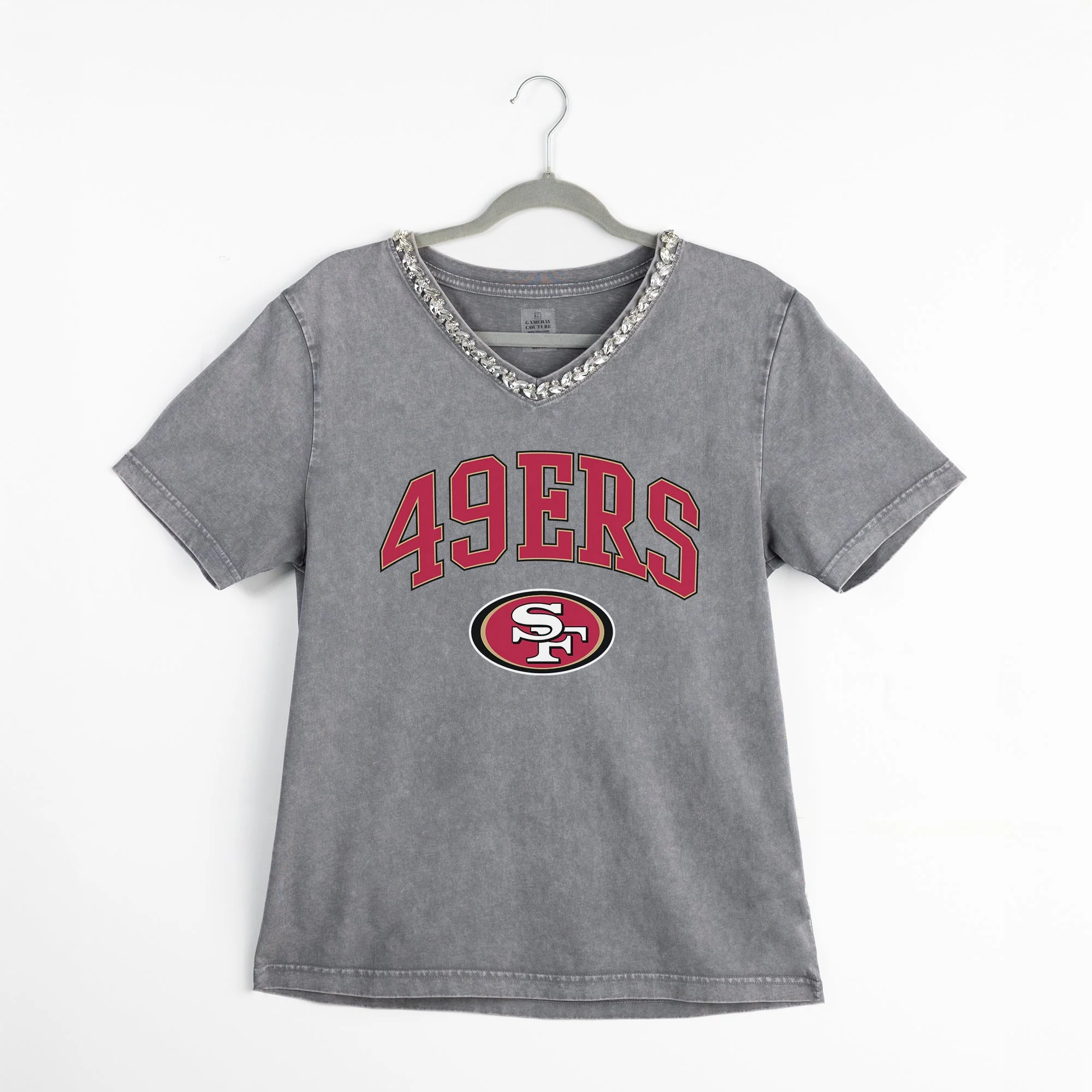 SAN FRANCISCO 49ERS ICONIC EDGE RHINESTONE TRIM V-NECK TEE - Image 8