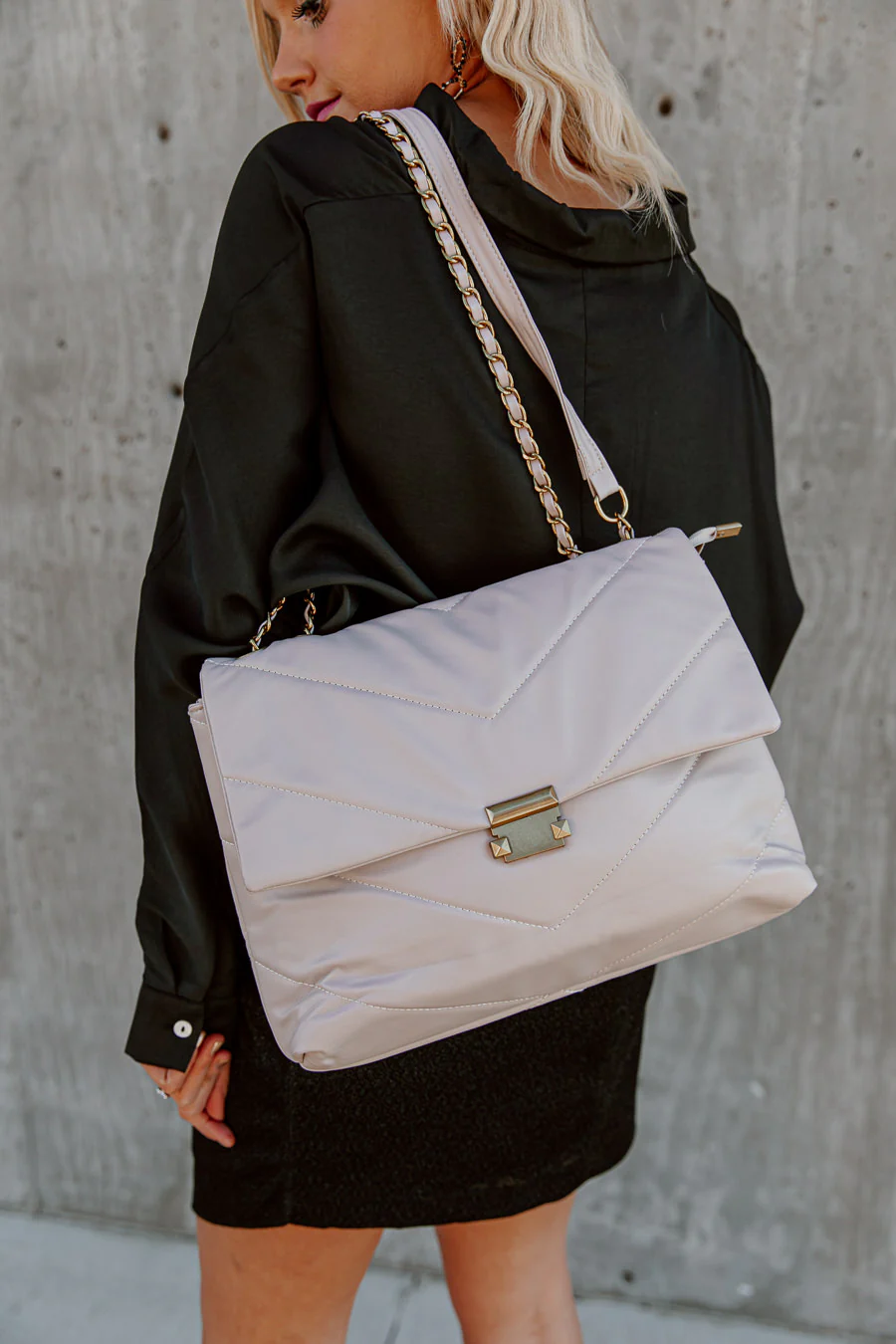 ONLY THE ESSENTIALS QUILTED BAG IN GREY